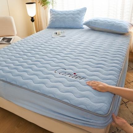 91家纺网 家纺一手货源 找家纺 莱米家纺 2024新款北极绒夹棉加厚床笠系列 炫彩蓝