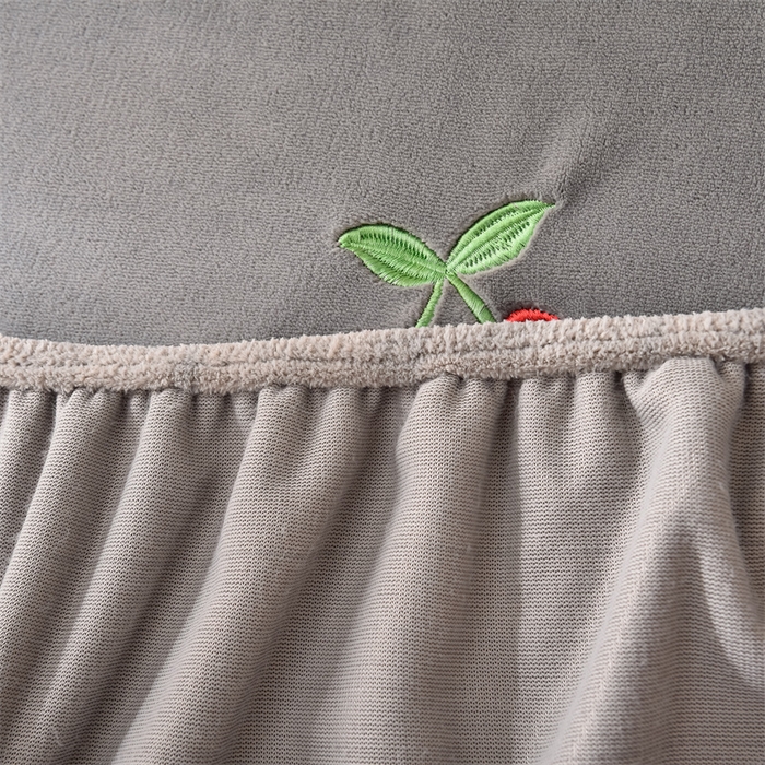 91家纺网 家纺一手货源 找家纺 笙意家纺 2025新款A类牛奶绒花卉刺绣单床笠 樱桃-浅灰