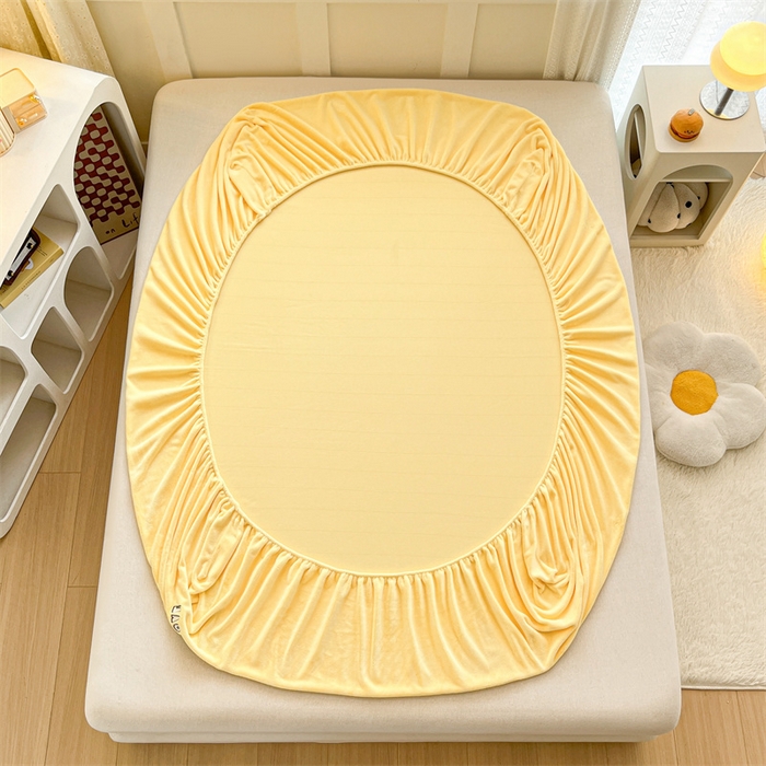 91家纺网 家纺一手货源 找家纺 笙意家纺 2025新款牛奶绒卡通单品刺绣床笠 萌熊-暖黄