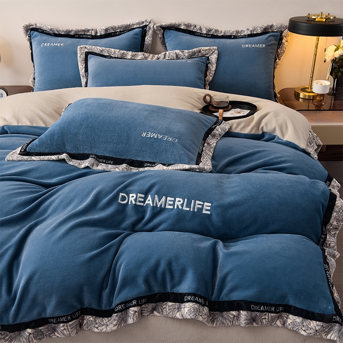 91家纺网 家纺一手货源 找家纺 笙意家纺 2025新款牛奶绒宽边刺绣四件套-菲奥娜系列 菲奥娜-宾利蓝+山灰