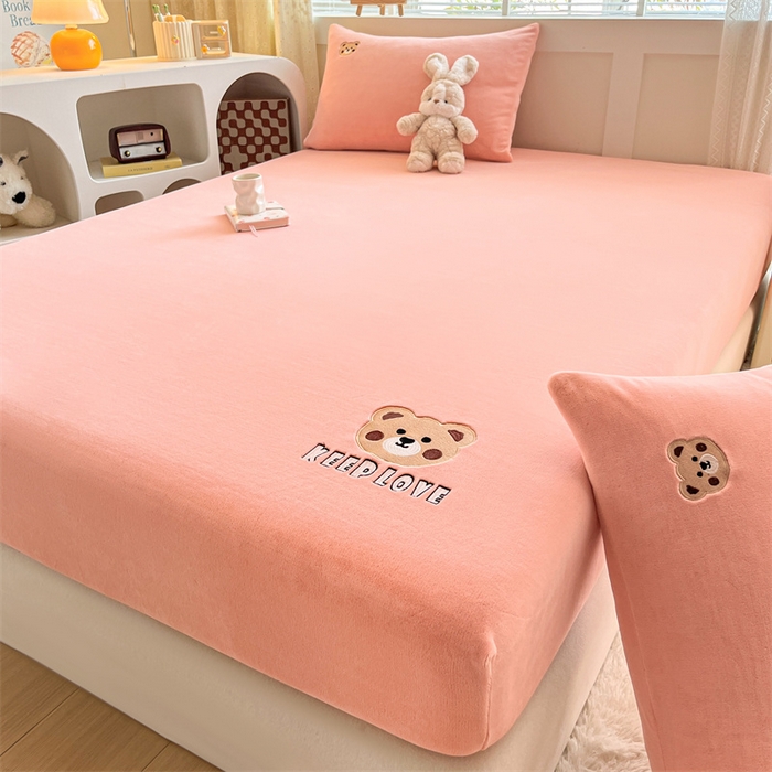 91家纺网 家纺一手货源 找家纺 笙意家纺 2025新款牛奶绒卡通单品刺绣床笠 萌熊-浅粉