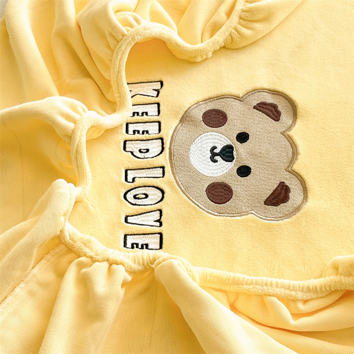 91家纺网 家纺一手货源 找家纺 笙意家纺 2025新款牛奶绒卡通单品刺绣床笠 萌熊-暖黄