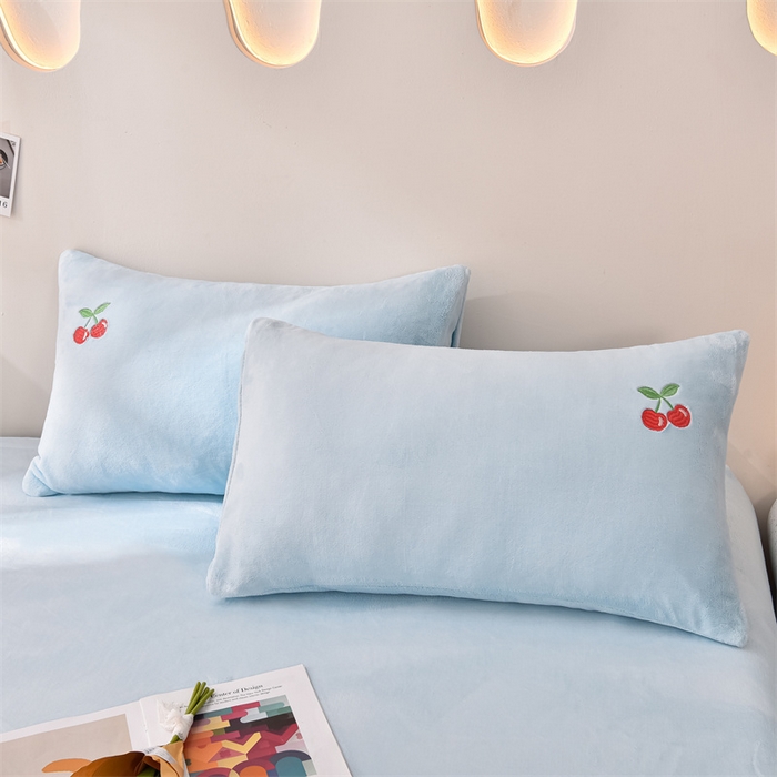 91家纺网 家纺一手货源 找家纺 笙意家纺 2025新款A类牛奶绒花卉刺绣单床笠 樱桃-婴儿蓝