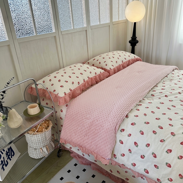 91家纺网 家纺一手货源 找家纺 佰织鑫家居 2024新款秋冬全棉法式床盖款豆豆被四件套 甜甜草莓