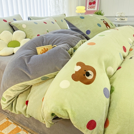 觅妮家纺 2025新款高克重秋冬加厚印花牛奶绒四件套 波点熊