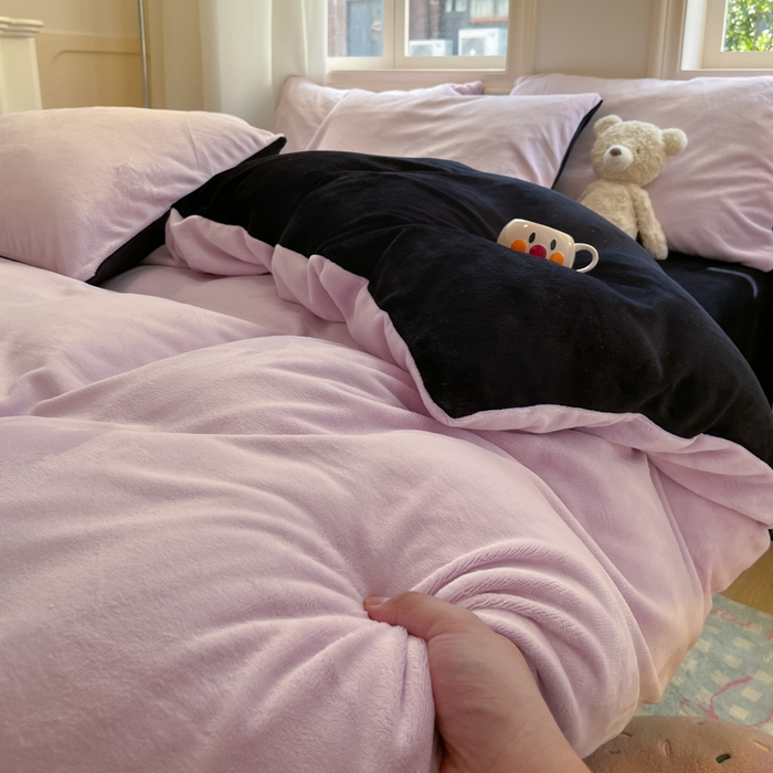 91家纺网 家纺一手货源 找家纺 慕澄家纺 2024新款纯色双拼牛奶绒四件套 豆蔻紫+黑