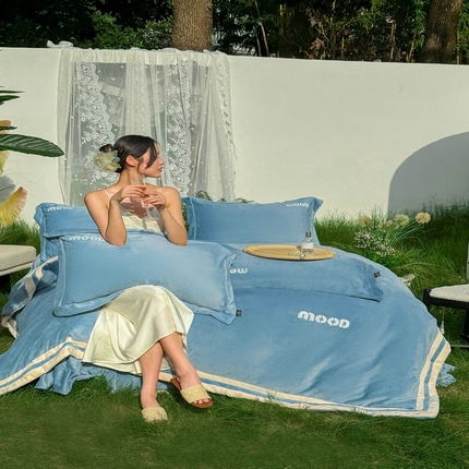 91家纺网 家纺一手货源 找家纺 新月家纺（锦威郎） 2024新款高贵轻奢保暖牛奶绒四件套系列-摩登 蓝色