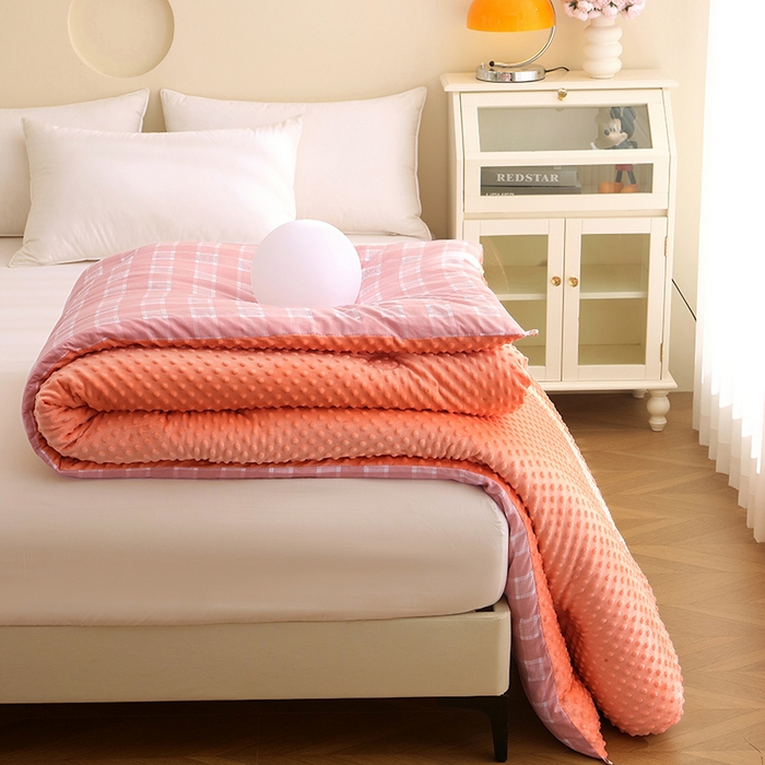 91家纺网 家纺一手货源 找家纺 爱宝被业 2025新款水洗棉双层纱豆豆绒被 西雅图-粉玉