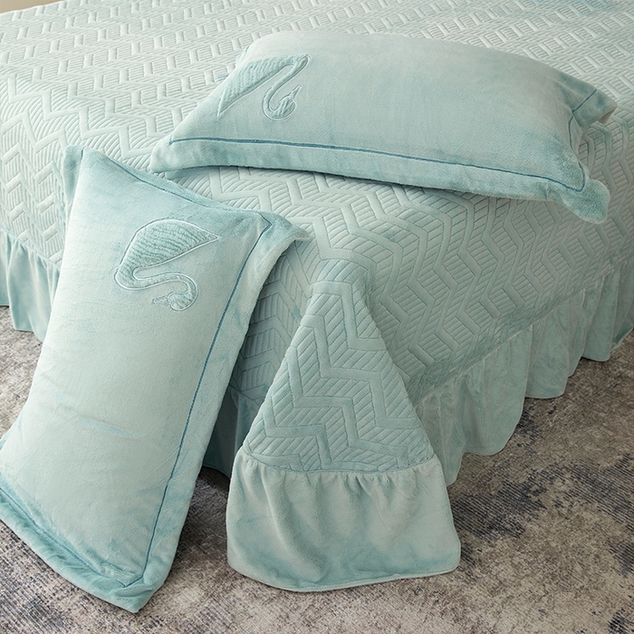 91家纺网 家纺一手货源 找家纺 新月家纺（锦威郎） 2024新款高克重牛奶绒全消光绗缝床盖床单四件套 淡湖绿