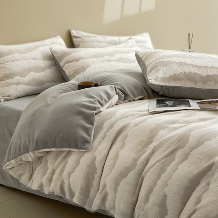 91家纺网 家纺一手货源 找家纺 菡宝 2024新款雕花绒230g全消光牛奶绒四件套-行云流水 行云流水-灰