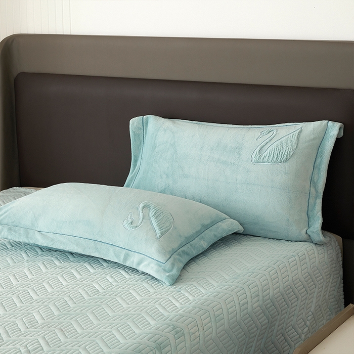 91家纺网 家纺一手货源 找家纺 新月家纺（锦威郎） 2024新款高克重牛奶绒全消光绗缝床盖床单四件套 淡湖绿