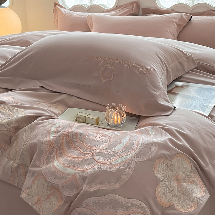 91家纺网 家纺一手货源 找家纺  【秋冬爆款】A类母婴级全棉磨毛四件套纯棉重工刺绣花轻奢风床单床笠款新疆棉高奢床上用品 缇菲-红桃