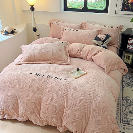 91家纺网 家纺一手货源 找家纺 （总）昊川 2025年新款高克重230g全消光牛奶绒四件套立体雕花轻奢绣花四件套