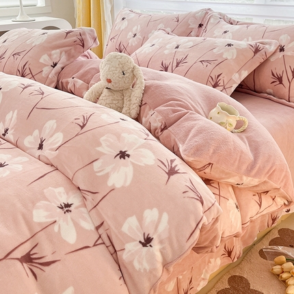 91家纺网 家纺一手货源 找家纺 （总）简如 2025新款加厚220克牛奶绒印花四件套