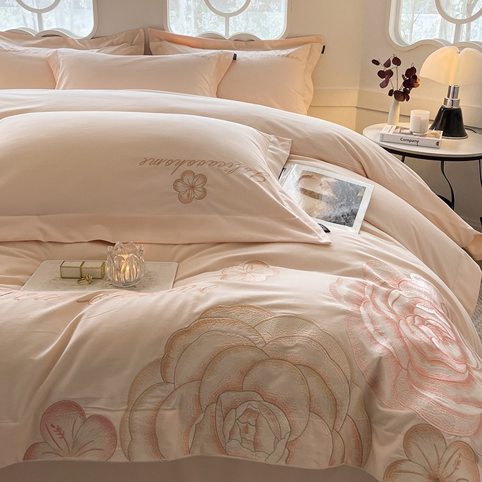 91家纺网 家纺一手货源 找家纺  【秋冬爆款】A类母婴级全棉磨毛四件套纯棉重工刺绣花轻奢风床单床笠款新疆棉高奢床上用品 缇菲-白桃