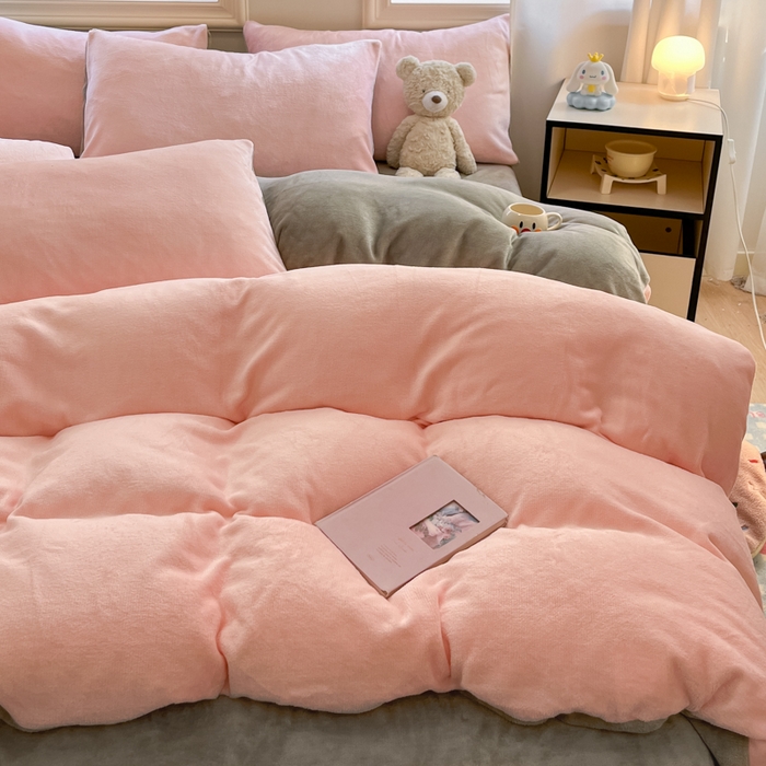 91家纺网 家纺一手货源 找家纺 慕澄家纺 2024新款纯色双拼牛奶绒四件套 粉+火山灰