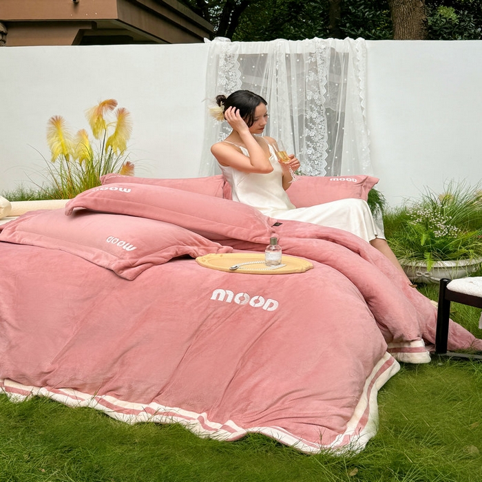 91家纺网 家纺一手货源 找家纺 新月家纺（锦威郎） 2024新款高贵轻奢保暖牛奶绒四件套系列-摩登 粉色