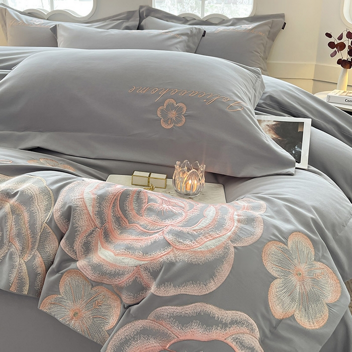 91家纺网 家纺一手货源 找家纺  【秋冬爆款】A类母婴级全棉磨毛四件套纯棉重工刺绣花轻奢风床单床笠款新疆棉高奢床上用品 缇菲-夜灰