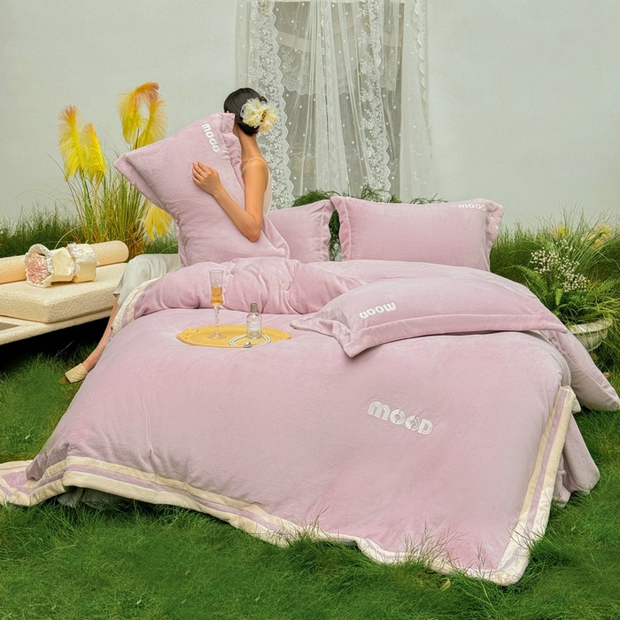 91家纺网 家纺一手货源 找家纺 新月家纺（锦威郎） 2024新款高贵轻奢保暖牛奶绒四件套系列-摩登 粉紫