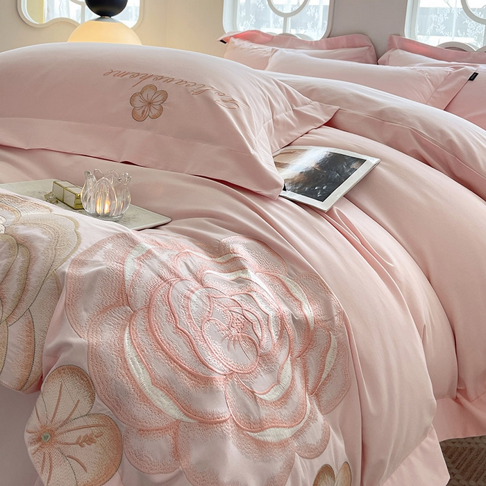 91家纺网 家纺一手货源 找家纺  【秋冬爆款】A类母婴级全棉磨毛四件套纯棉重工刺绣花轻奢风床单床笠款新疆棉高奢床上用品 缇菲-颜粉