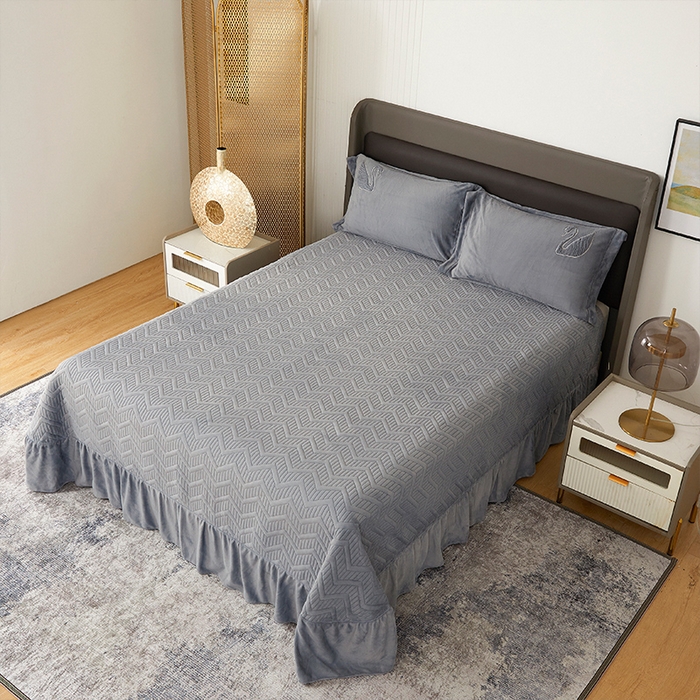 91家纺网 家纺一手货源 找家纺 新月家纺（锦威郎） 2024新款高克重牛奶绒全消光绗缝床盖床单四件套 爵士灰