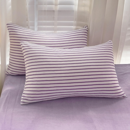 91家纺网 家纺一手货源 找家纺 丽涵家纺 2024秋冬新品多巴胺博主风牛奶绒条纹枕套 丁香紫条