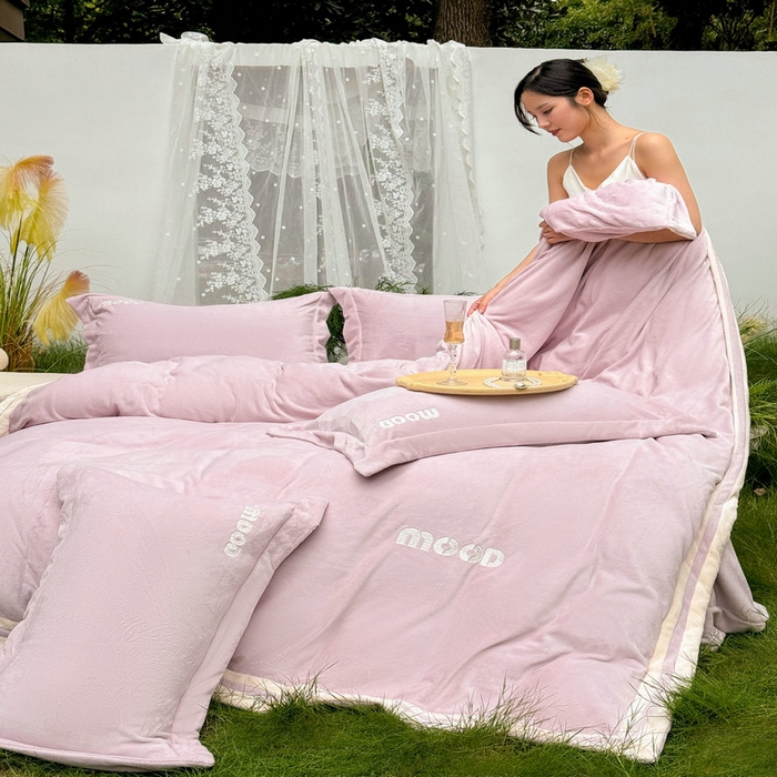 91家纺网 家纺一手货源 找家纺 新月家纺（锦威郎） 2024新款高贵轻奢保暖牛奶绒四件套系列-摩登 粉紫