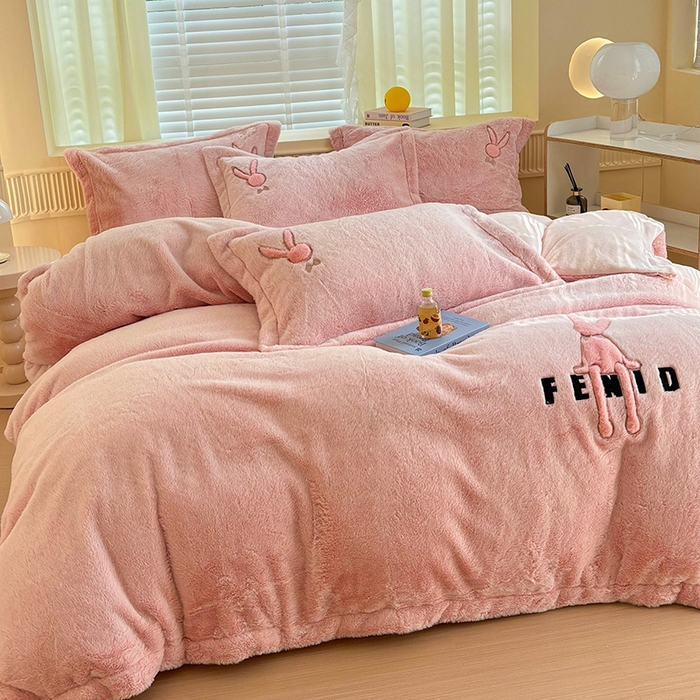 91家纺网 家纺一手货源 找家纺 新月家纺（锦威郎） 2024新款纯色保暖萌萌兔床盖四件套 萌兔粉玉色