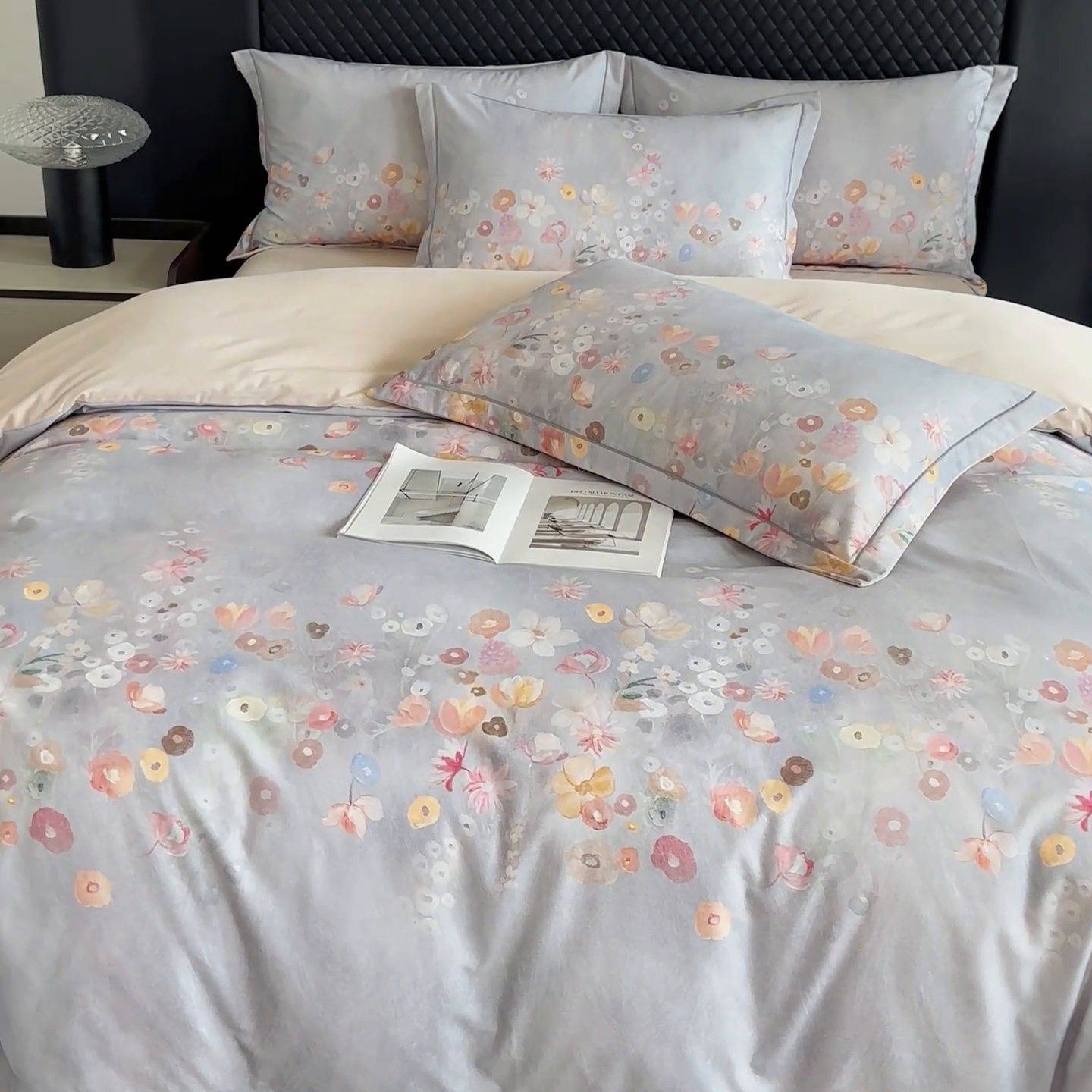 91家纺网 家纺一手货源 找家纺 新月家纺（锦威郎） 2024新款全棉加厚长绒棉数码印花四件套系列 花语寄情-灰