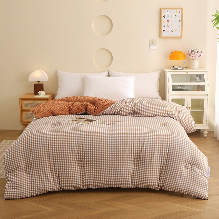 91家纺网 家纺一手货源 找家纺 爱宝被业 2025新款水洗棉双层纱豆豆绒被 克洛迪雅-浅咖