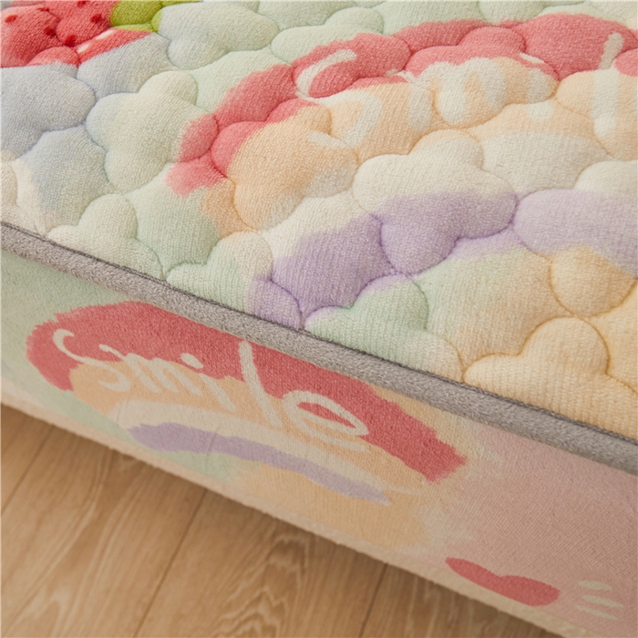 91家纺网 家纺一手货源 找家纺 喜居 2024新款加厚印花牛奶绒夹棉床笠床护垫单床笠 彩虹草莓