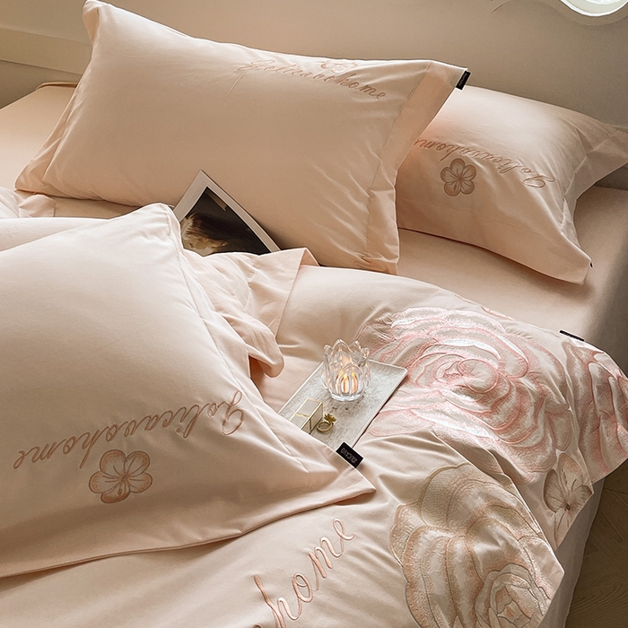 91家纺网 家纺一手货源 找家纺  【秋冬爆款】A类母婴级全棉磨毛四件套纯棉重工刺绣花轻奢风床单床笠款新疆棉高奢床上用品 缇菲-白桃