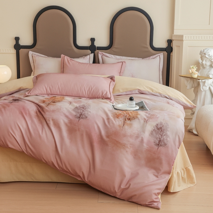 91家纺网 家纺一手货源 找家纺 新月家纺（锦威郎） 2024新款全棉加厚长绒棉数码印花四件套系列 榕树森林-粉