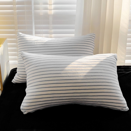 91家纺网 家纺一手货源 找家纺 丽涵家纺 2024秋冬新品多巴胺博主风牛奶绒条纹枕套 奶油蓝条