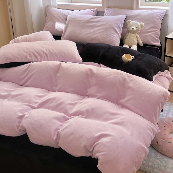 91家纺网 家纺一手货源 找家纺 慕澄家纺 2024新款纯色双拼牛奶绒四件套 豆蔻紫+黑