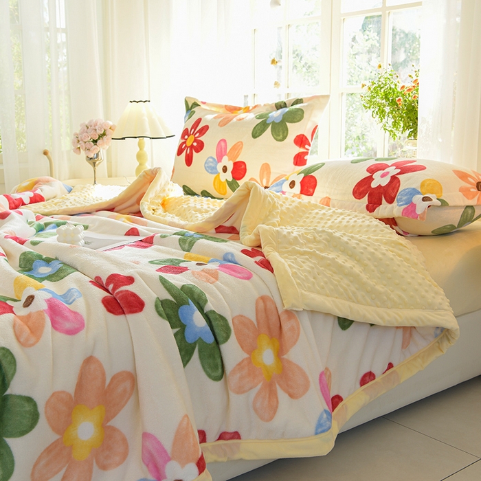 91家纺网 家纺一手货源 找家纺 圣楚家纺 2024新款豆豆绒三层毛毯毯子 花花世界