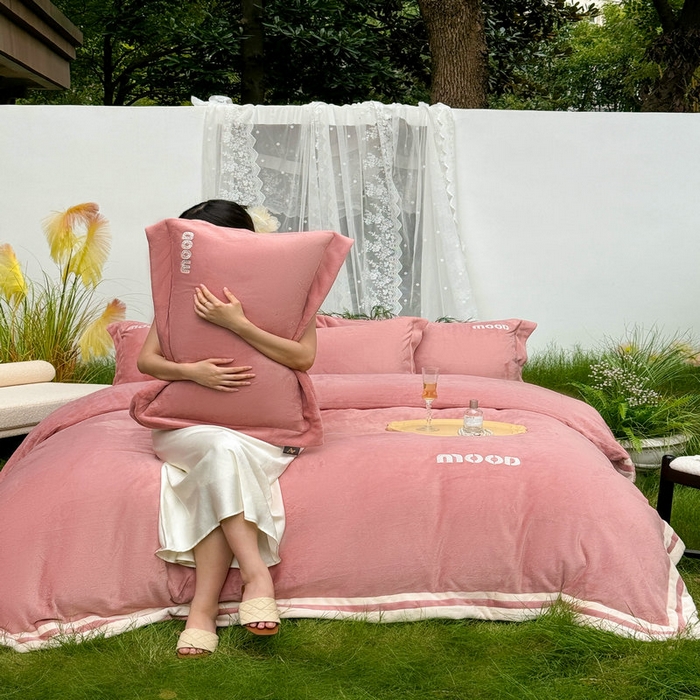 91家纺网 家纺一手货源 找家纺 新月家纺（锦威郎） 2024新款高贵轻奢保暖牛奶绒四件套系列-摩登 粉色