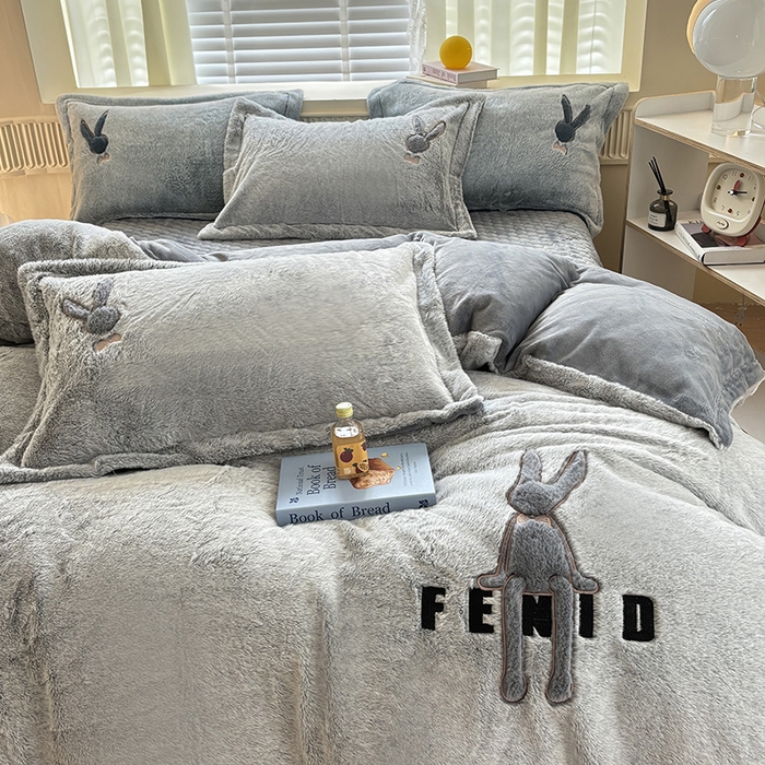 91家纺网 家纺一手货源 找家纺 新月家纺（锦威郎） 2024新款纯色保暖萌萌兔床盖四件套 萌兔高级灰