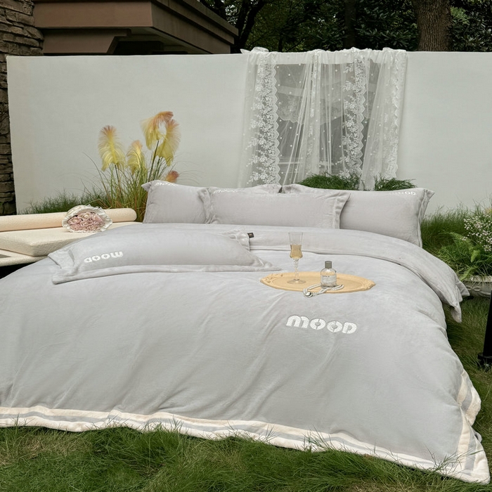 91家纺网 家纺一手货源 找家纺 新月家纺（锦威郎） 2024新款高贵轻奢保暖牛奶绒四件套系列-摩登 灰色