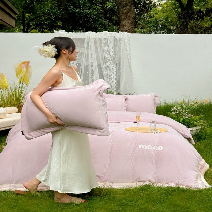 91家纺网 家纺一手货源 找家纺 新月家纺（锦威郎） 2024新款高贵轻奢保暖牛奶绒四件套系列-摩登 粉紫