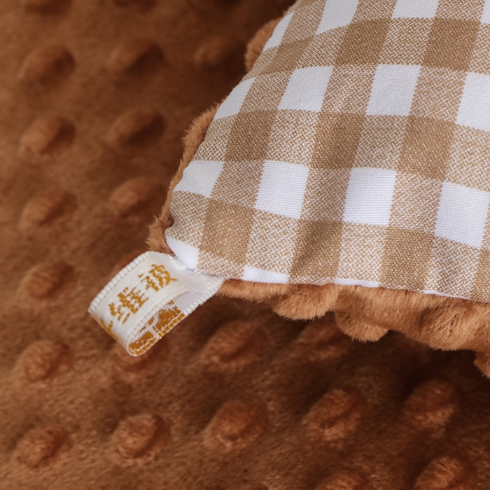 91家纺网 家纺一手货源 找家纺 爱宝被业 2025新款水洗棉双层纱豆豆绒被 克洛迪雅-浅咖