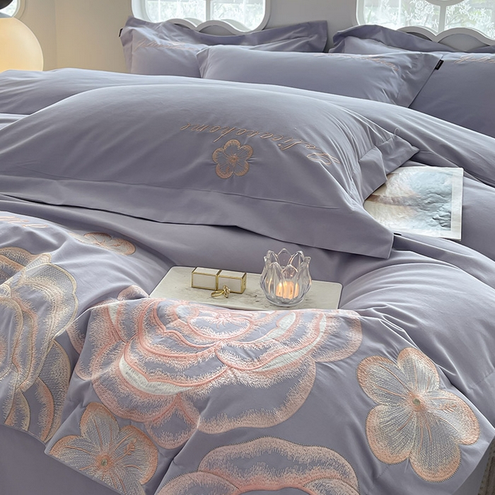 91家纺网 家纺一手货源 找家纺  【秋冬爆款】A类母婴级全棉磨毛四件套纯棉重工刺绣花轻奢风床单床笠款新疆棉高奢床上用品 缇菲-莓蓝