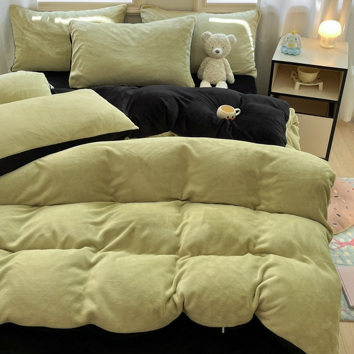 91家纺网 家纺一手货源 找家纺 慕澄家纺 2024新款纯色双拼牛奶绒四件套 芥末绿+黑