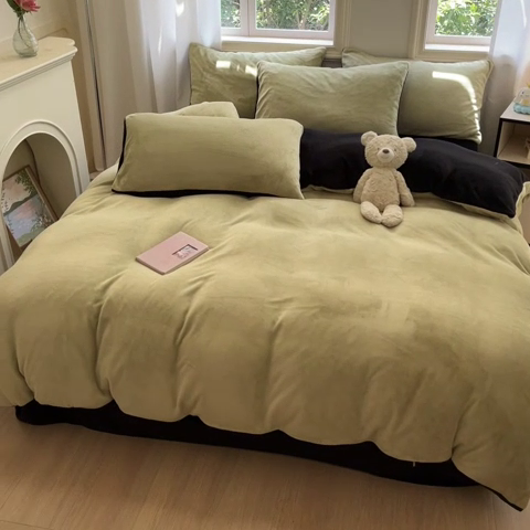 91家纺网 家纺一手货源 找家纺 慕澄家纺 2024新款纯色双拼牛奶绒四件套 芥末绿+黑