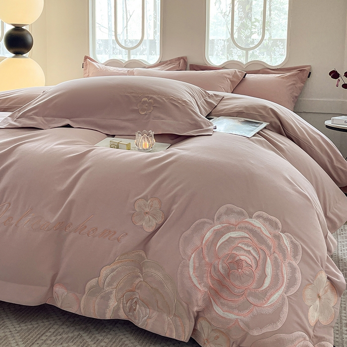 91家纺网 家纺一手货源 找家纺  【秋冬爆款】A类母婴级全棉磨毛四件套纯棉重工刺绣花轻奢风床单床笠款新疆棉高奢床上用品 缇菲-红桃