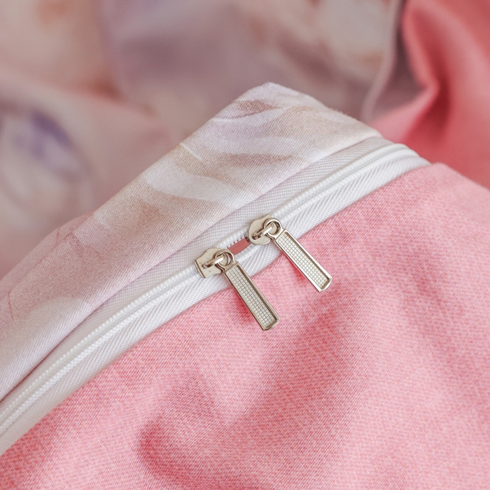 91家纺网 家纺一手货源 找家纺 新月家纺（锦威郎） 2024新款全棉加厚长绒棉数码印花四件套系列 花田物语-粉