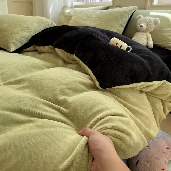 91家纺网 家纺一手货源 找家纺 慕澄家纺 2024新款纯色双拼牛奶绒四件套 芥末绿+黑