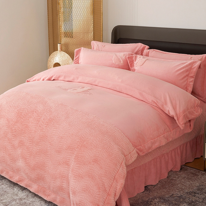 91家纺网 家纺一手货源 找家纺 新月家纺（锦威郎） 2024新款高克重牛奶绒全消光绗缝床盖床单四件套 胭脂粉