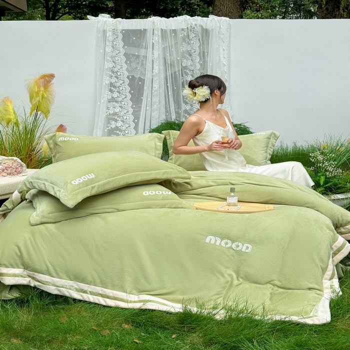 91家纺网 家纺一手货源 找家纺 新月家纺（锦威郎） 2024新款高贵轻奢保暖牛奶绒四件套系列-摩登 绿色