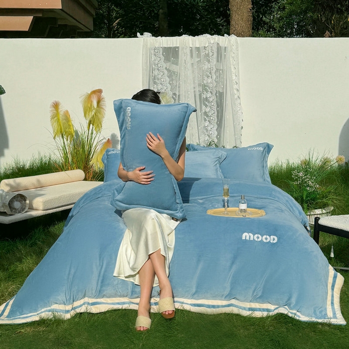 91家纺网 家纺一手货源 找家纺 新月家纺（锦威郎） 2024新款高贵轻奢保暖牛奶绒四件套系列-摩登 蓝色